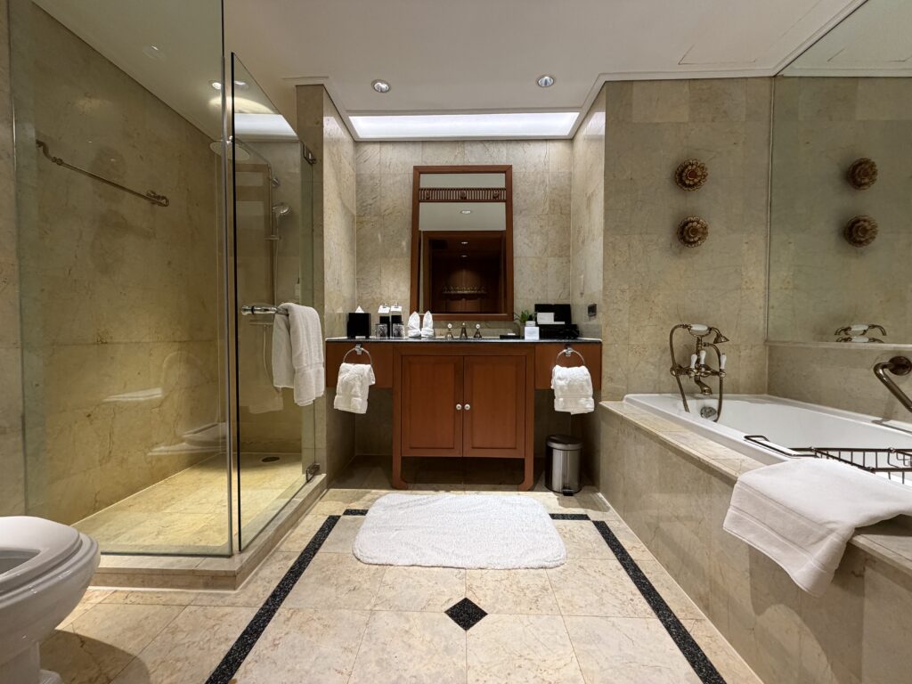 The Athenee Hotel Bangkok – Ruen Thai Suite Bathroom 1