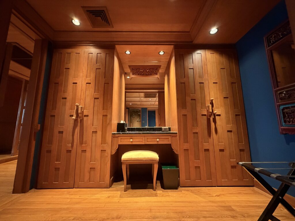 The Athenee Hotel Bangkok – Ruen Thai Suite Dressing Area 1