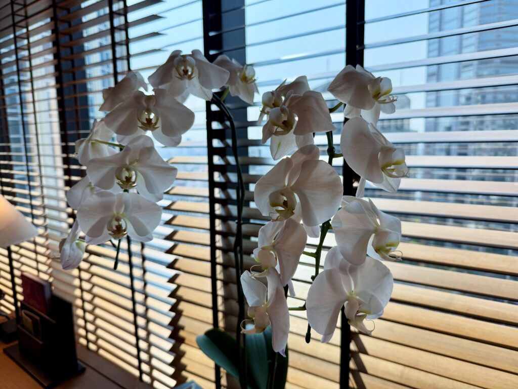 The Athenee Hotel Bangkok – Ruen Thai Suite Living Room Flowers