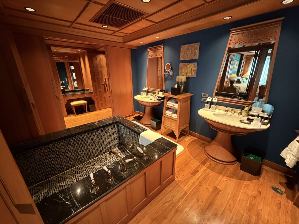 The Athenee Hotel Bangkok – Ruen Thai Suite Master Bathroom 1